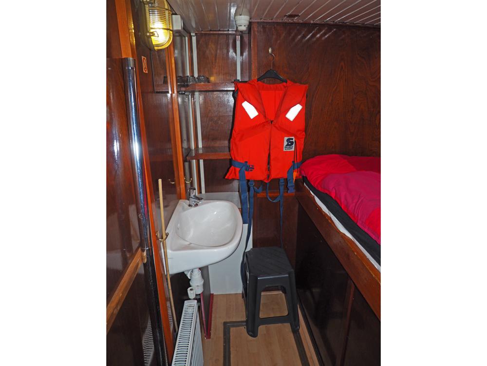 Saloon, Accommodation